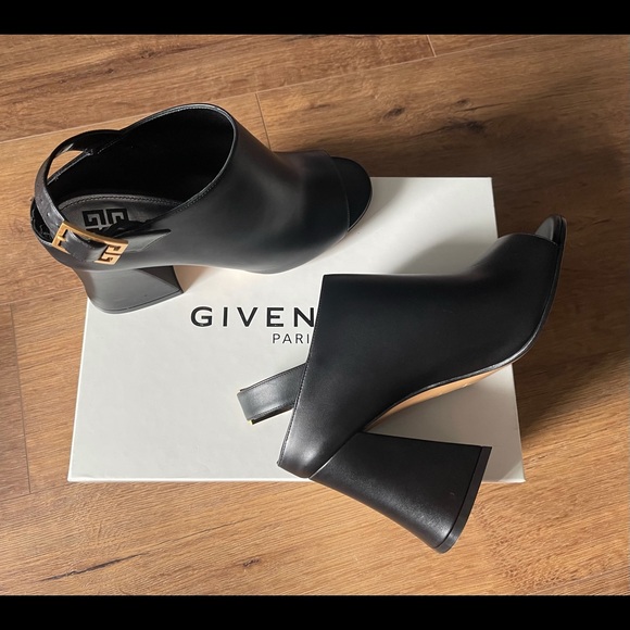 GIVENCHY-AUTHENTIC NWT/Box Black Leather Sandals - Picture 8 of 15
